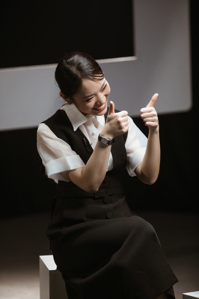 MC Khánh Vy thay đổi style thanh lịch, tối giản