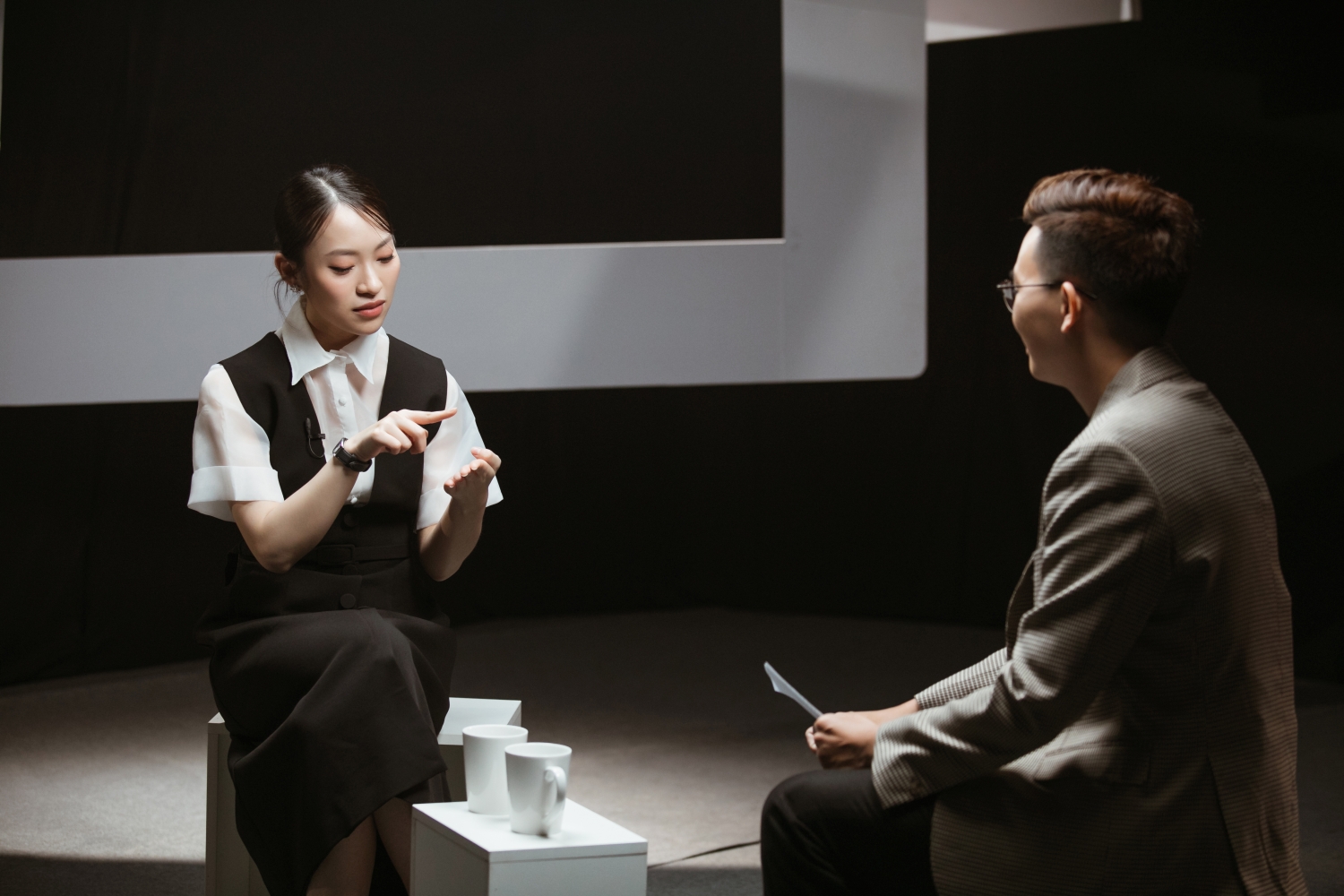 MC Khánh Vy thay đổi style thanh lịch, tối giản