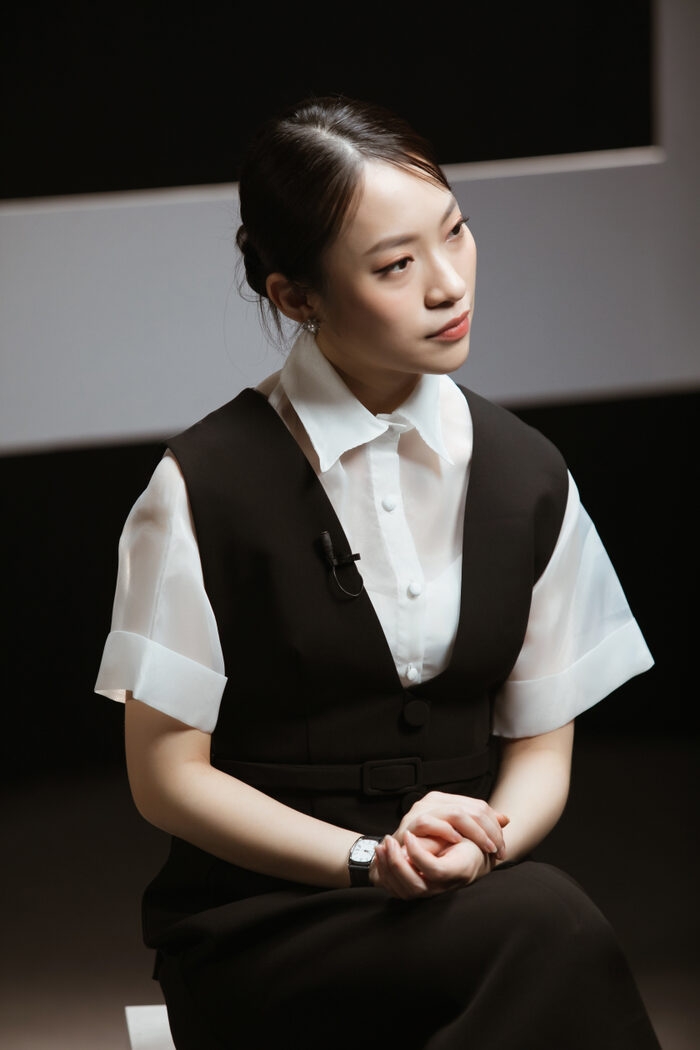 MC Khánh Vy thay đổi style thanh lịch, tối giản