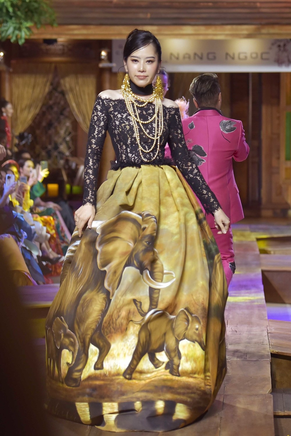 Nam Em xuất hiện với màn catwalk thần thái