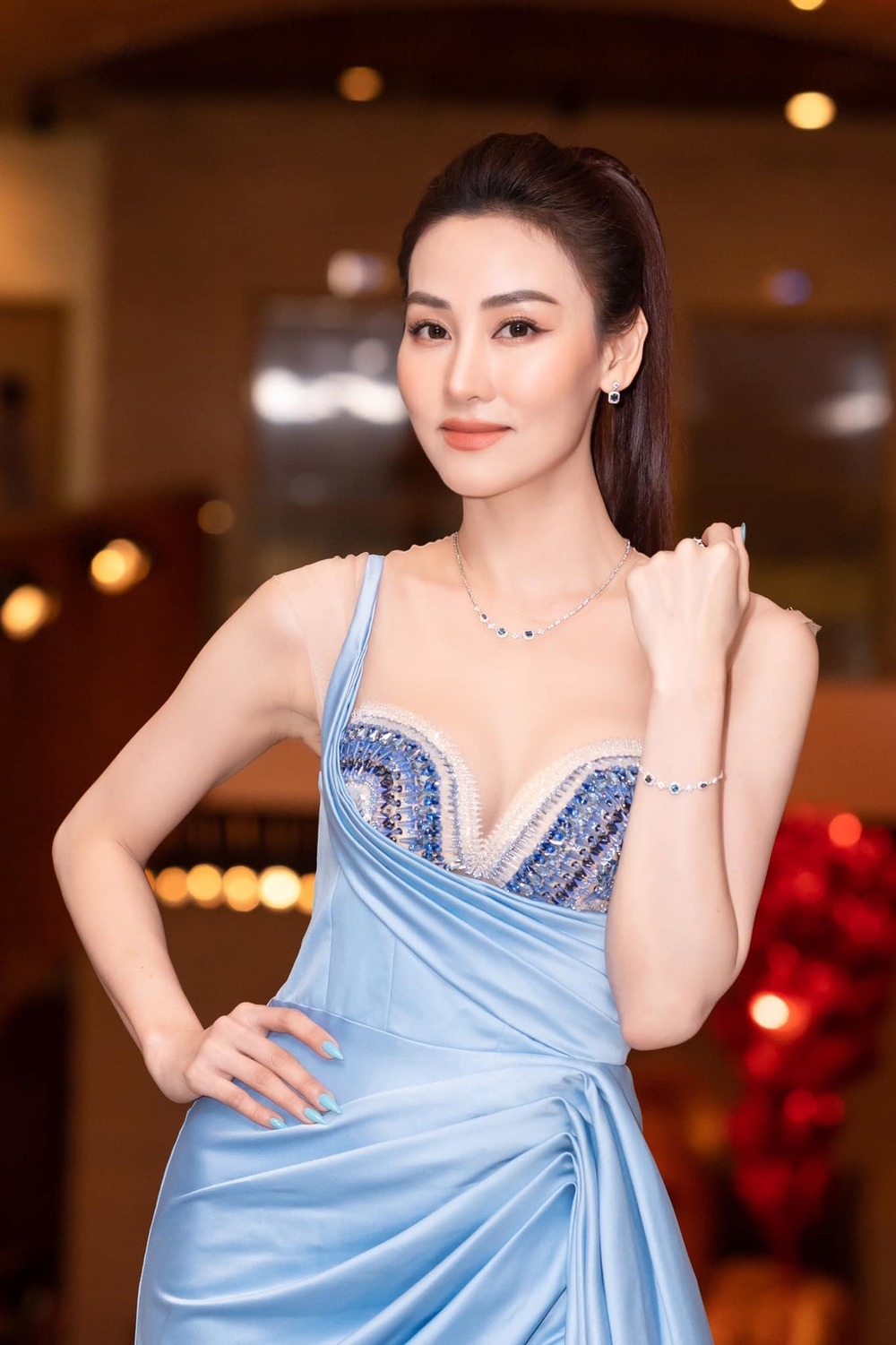 Ngân Khánh gây chú ý với vẻ đẹp 