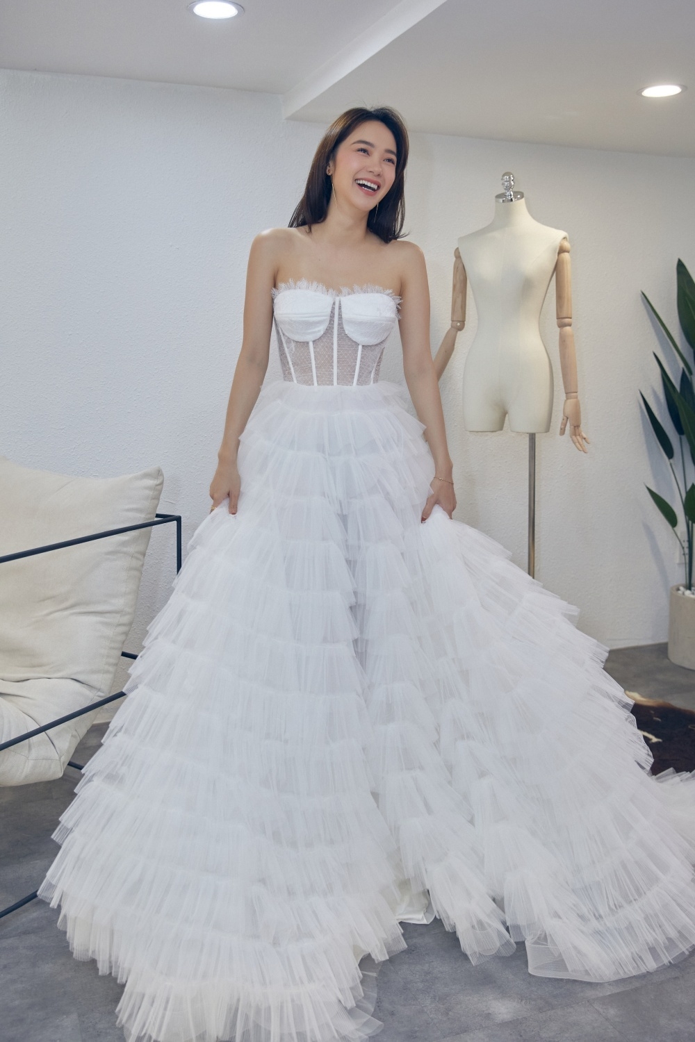 Cận cảnh những chiếc váy cưới dành riêng cho Minh Hằng