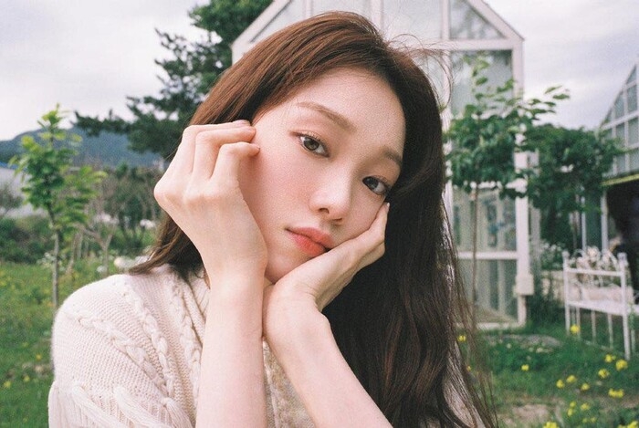 Sau loạt ảnh chụp giống nhau, rộ lên tin đồn Loco và Lee Sung Kyung 