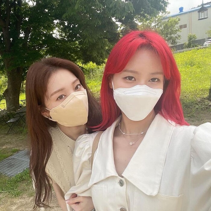 Sau loạt ảnh chụp giống nhau, rộ lên tin đồn Loco và Lee Sung Kyung 