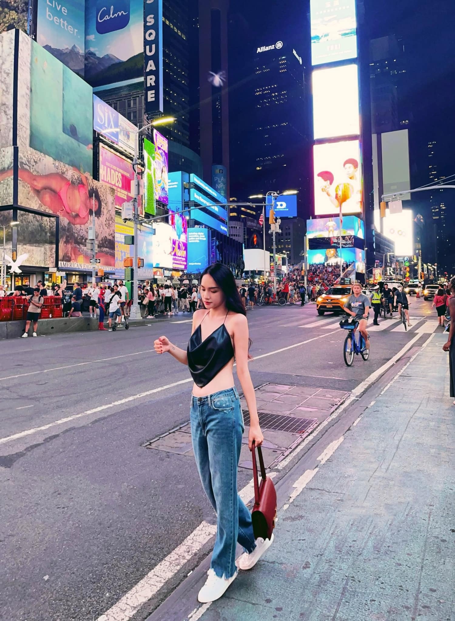 Hương Giang diện trang phục táo bạo tại Quảng trường Thời Đại