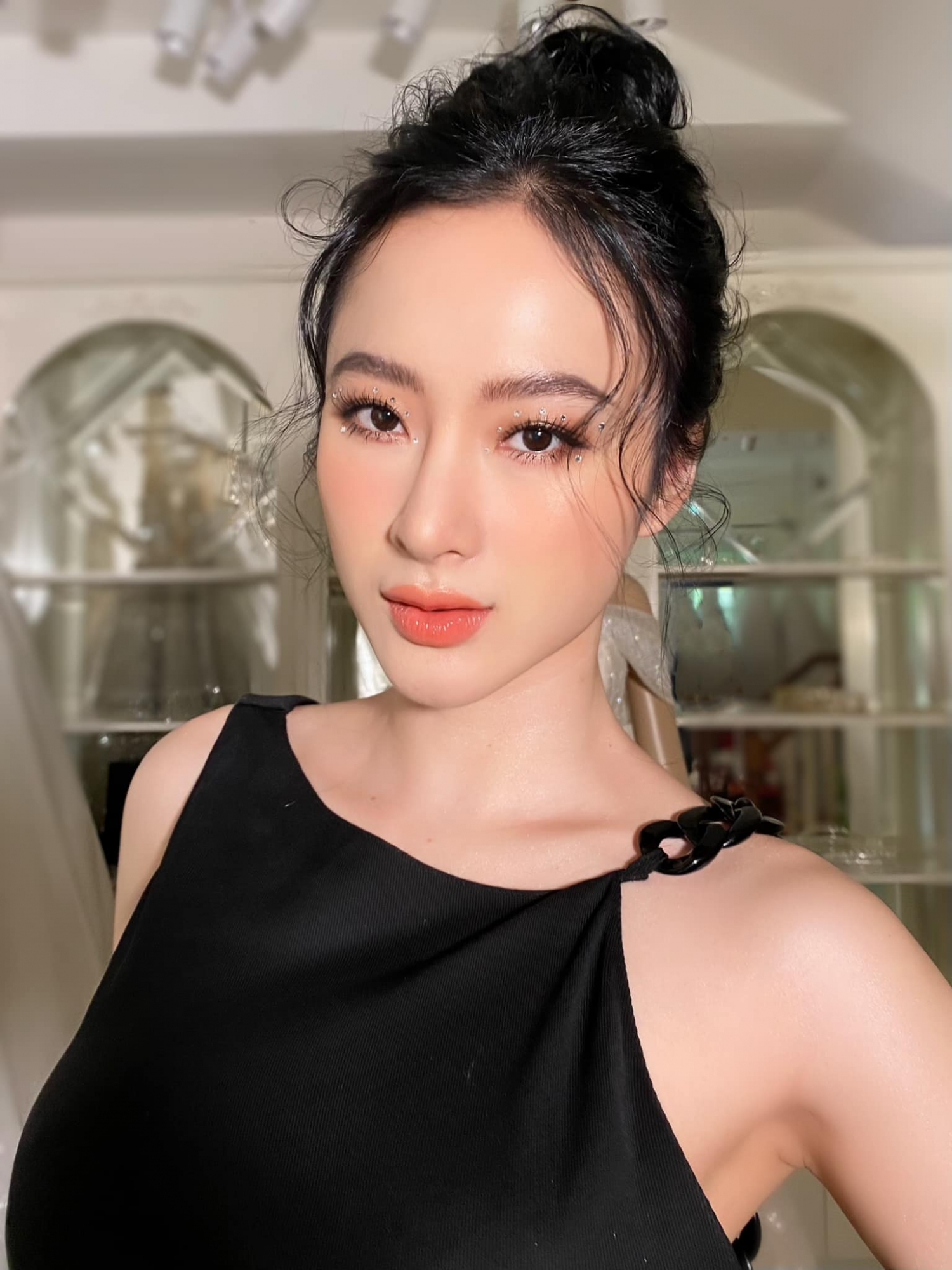 Tin hot giải trí ngày 6/8: Động thái mới của Minh Hằng sau tin đồn hẹn hò với Quốc Trường Tin hot giải trí ngày 6/8: Động thái mới của Minh Hằng sau tin đồn hẹn hò với Quốc Trường
