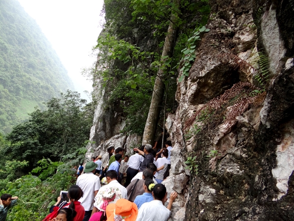 Bí ẩn những hang mộ cổ trên vách núi Bí ẩn những hang mộ cổ trên vách núi