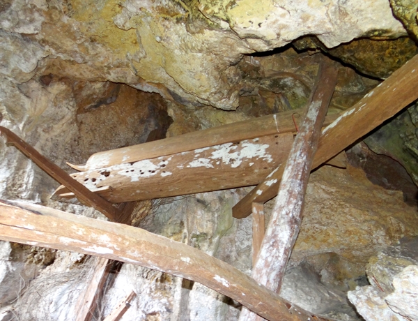 Bí ẩn những hang mộ cổ trên vách núi Bí ẩn những hang mộ cổ trên vách núi