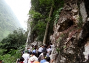 Bí ẩn những hang mộ cổ trên vách núi