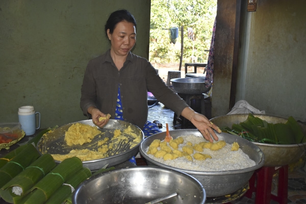 Bánh tét bắp - Món quà độc đáo của vùng Đất Đỏ
