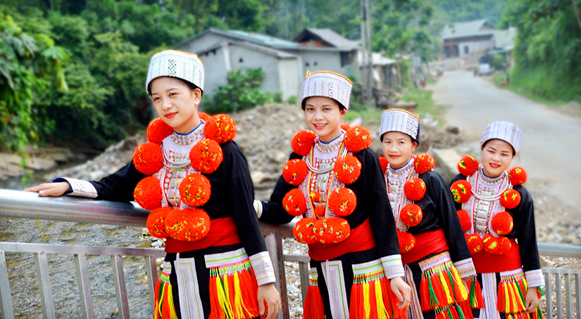 Quả bông len - điểm nhấn trên trang phục nữ Dao đỏ