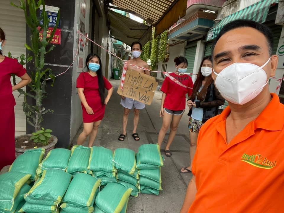 Quyền Linh đồng hành cùng chính quyền đến tận nơi trao tiền hỗ trợ cho người dân