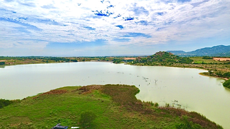 Trải nghiệm cảnh đẹp hồ Núi Một (Ninh Thuận) - hồ nước ngọt ẩn mình giữa những điểm du lịch nổi tiếng
