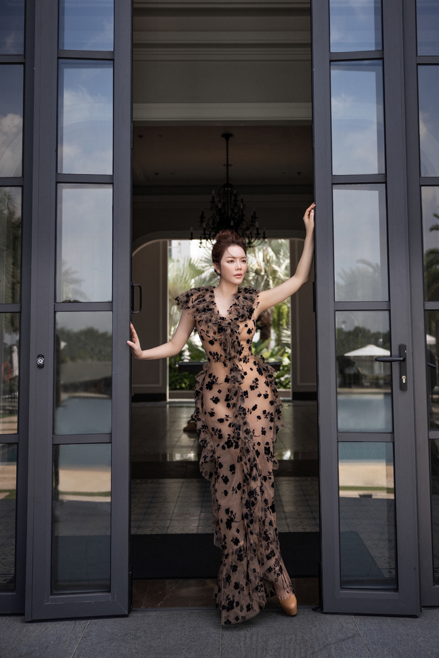 Lý Nhã Kỳ tái xuất đầy ấn tượng với các thiết kế thời trang sang trọng