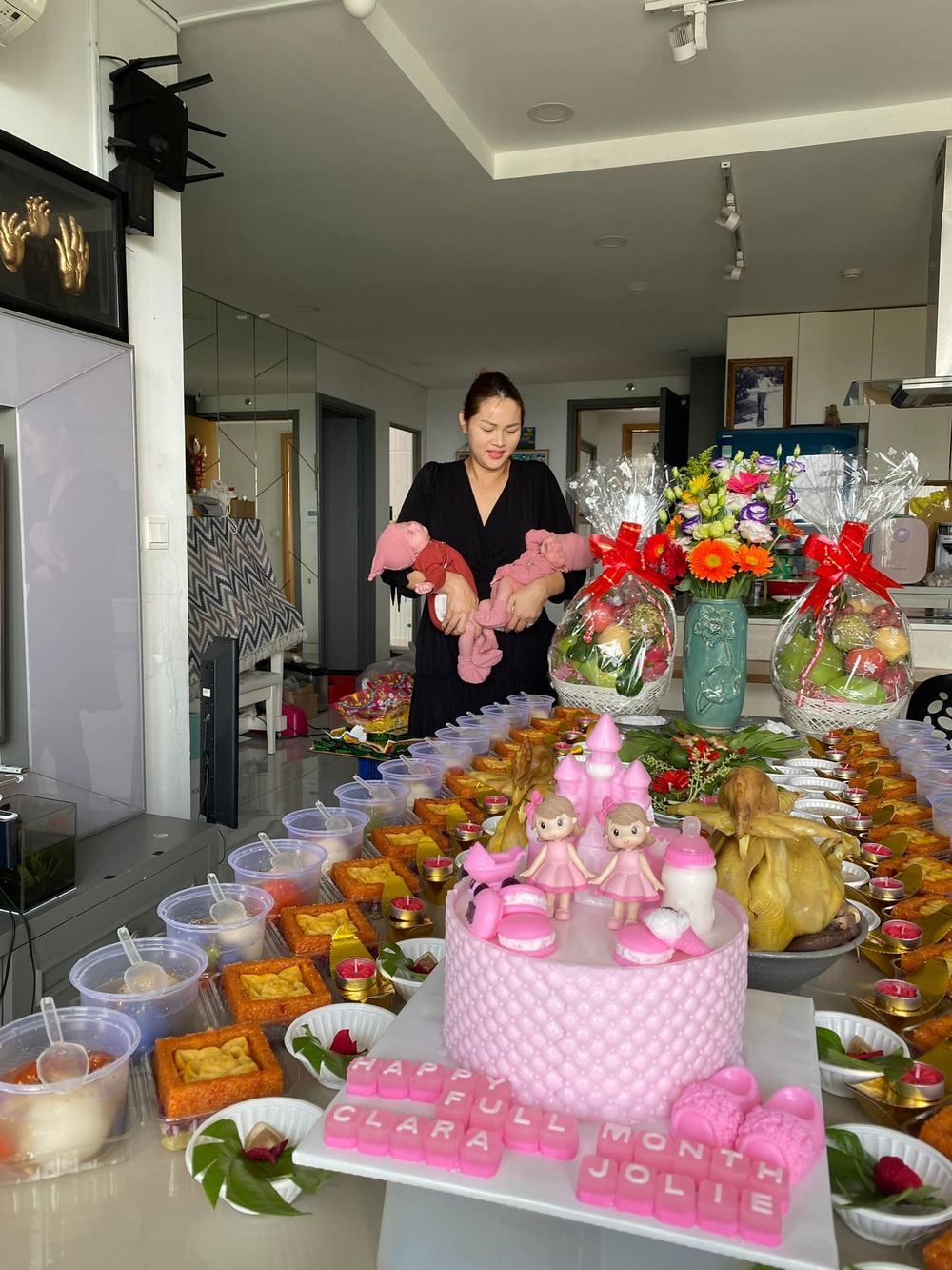 Sao Việt ngày 15/12: Đỗ Thị Hà mang trang sức giá trị 103 triệu đấu giá từ thiện