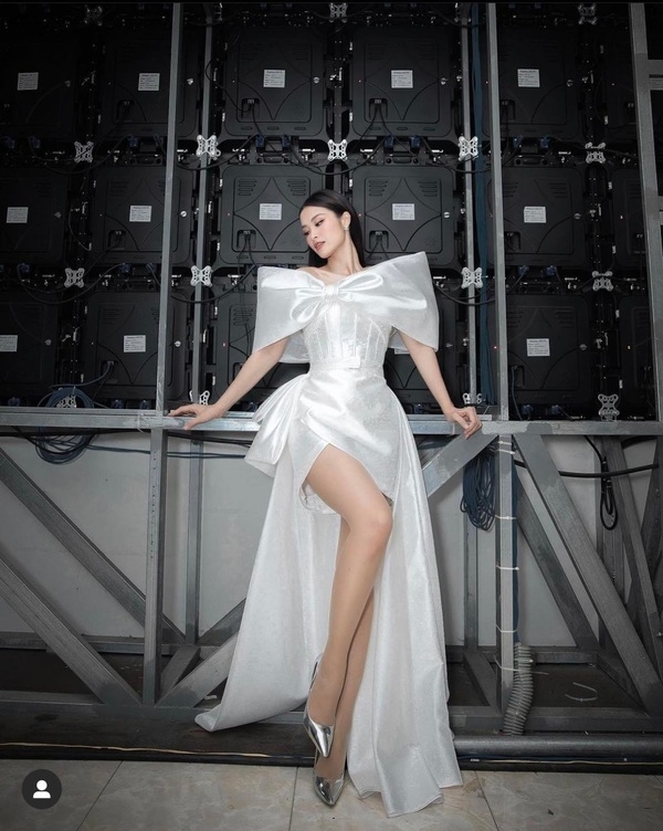 Sao Việt ngày 18/12: Trương Quỳnh Anh với outfit thời thượng