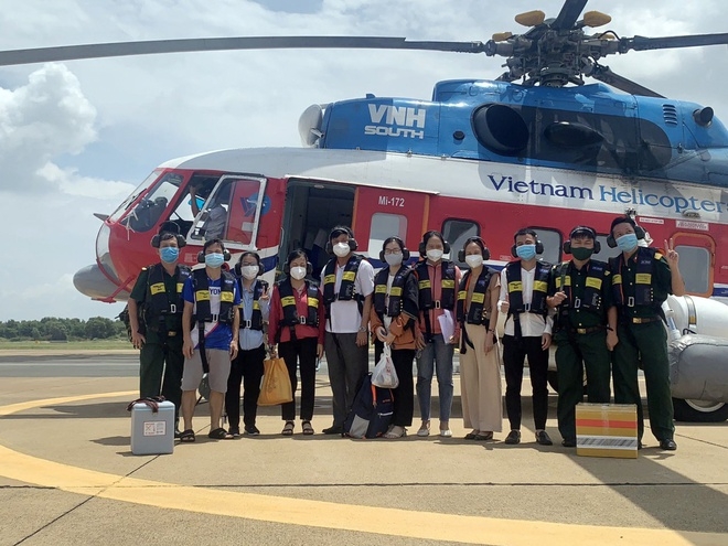 Tin tức Covid-19 ngày 11/8: Trực thăng đưa 12 y bác sĩ và hơn 5.000 liều vắc xin ra Côn Đảo