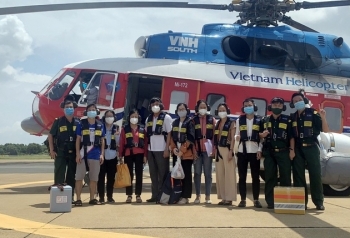 Tin tức Covid-19 ngày 11/8: Trực thăng đưa 12 y bác sĩ và hơn 5.000 liều vắc xin ra Côn Đảo