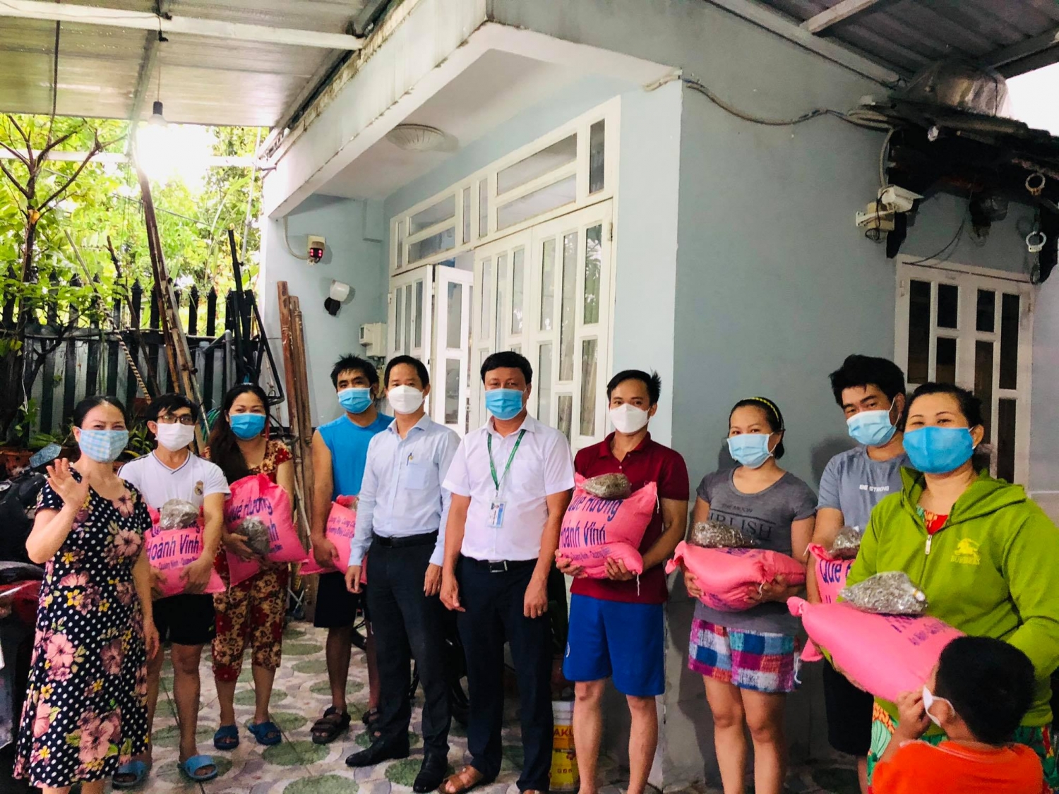 Nhiều tỉnh thành hỗ trợ người dân xa quê gặp khó khăn trong vùng giãn cách