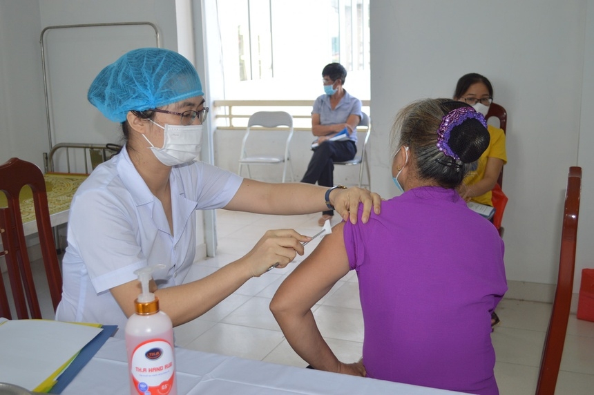 Tiêm thử nghiệm giai đoạn 2 vắc xin Covivac cho 80 tình nguyện viên tại Thái Bình