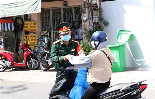 TP HCM: Các đội công tác đặc biệt của quân đội đưa thực phẩm, thuốc điều trị đến từng nhà dân