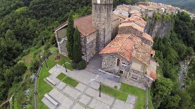 Castellfollit de la Roca – Ngôi làng cheo leo trên vách đá