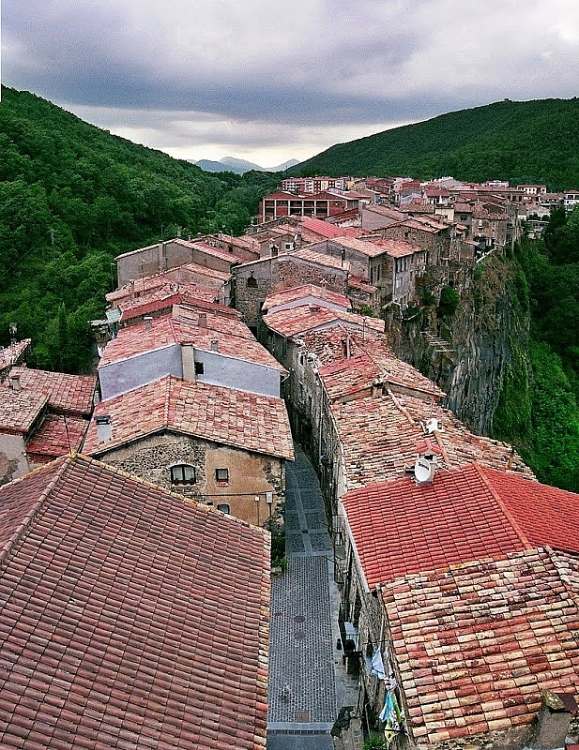 Castellfollit de la Roca – Ngôi làng cheo leo trên vách đá