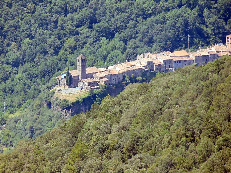 Castellfollit de la Roca – Ngôi làng cheo leo trên vách đá