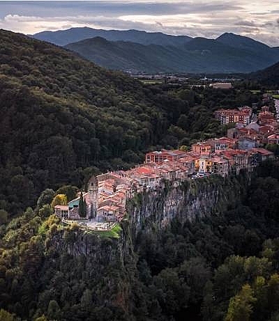 Castellfollit de la Roca – Ngôi làng cheo leo trên vách đá