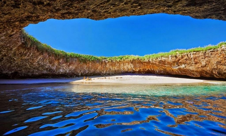 Bãi biển ẩn kỳ lạ hấp dẫn khách du lịch tại Mexico