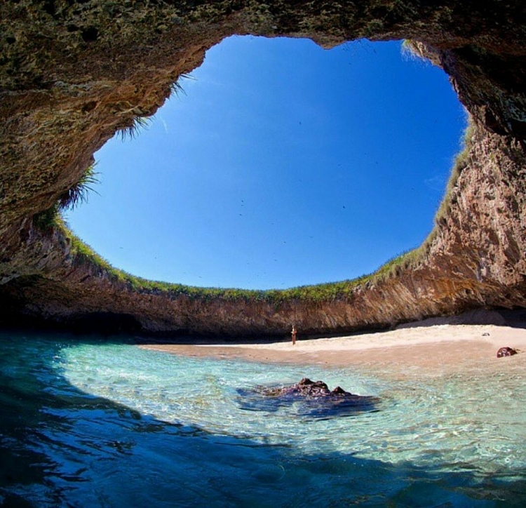 Bãi biển ẩn kỳ lạ hấp dẫn khách du lịch tại Mexico