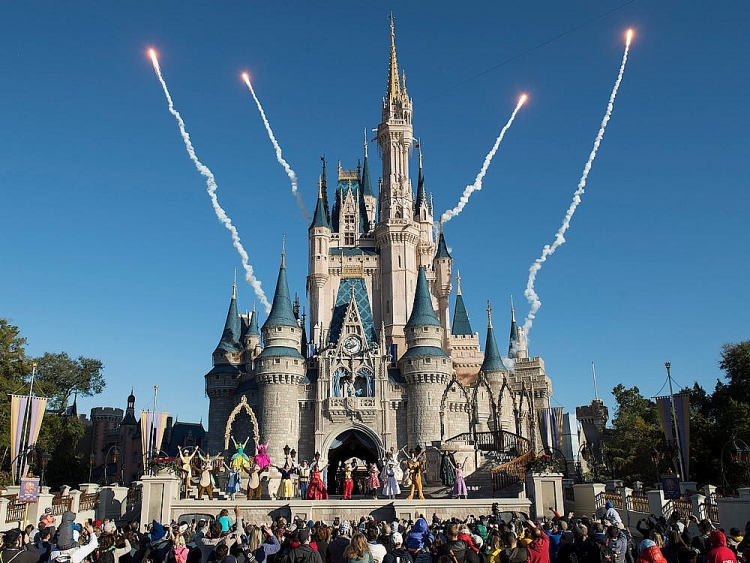 Sự thay đổi của lâu đài Cinderella của Disney World qua các năm
