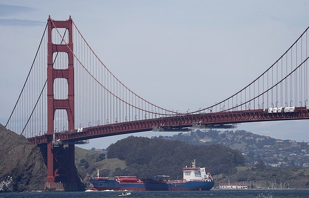 hang chuc tau cho dau vo gia cu troi noi ngoai khoi bo bien nam california