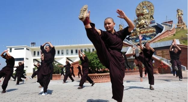 cac nu tu nepal dang tap luyen mon vo kung fu cua ly tieu long
