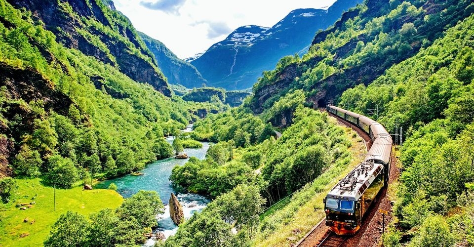 vong quanh the gioi tren 10 chuyen tau gia re