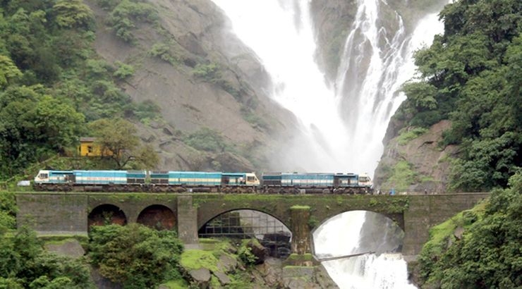 vong quanh the gioi tren 10 chuyen tau gia re