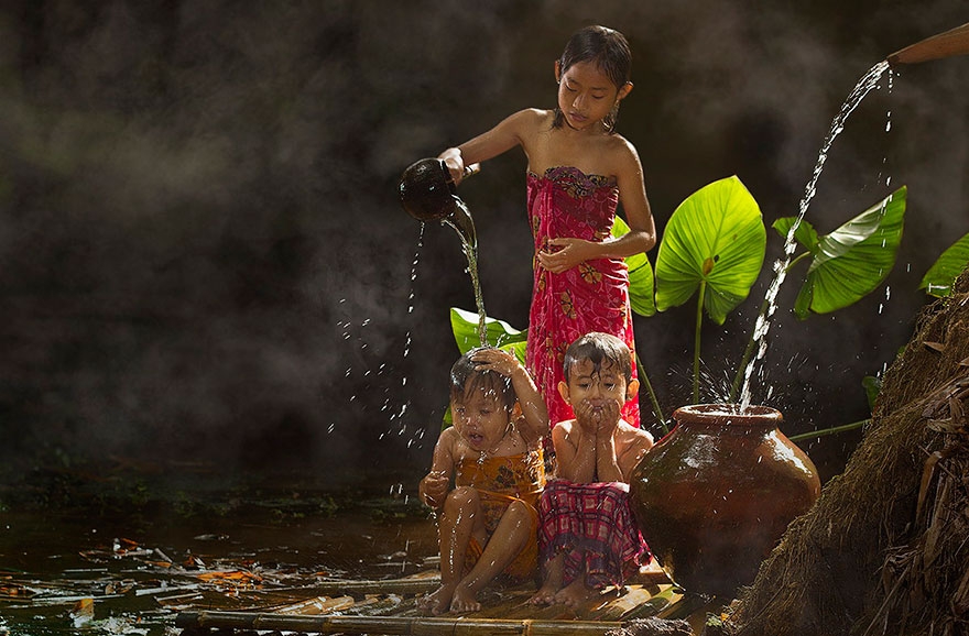 su moc mac gian di nguoi dan o ngoi lang indonesia qua nhung buc anh cua nguoi phuong tay