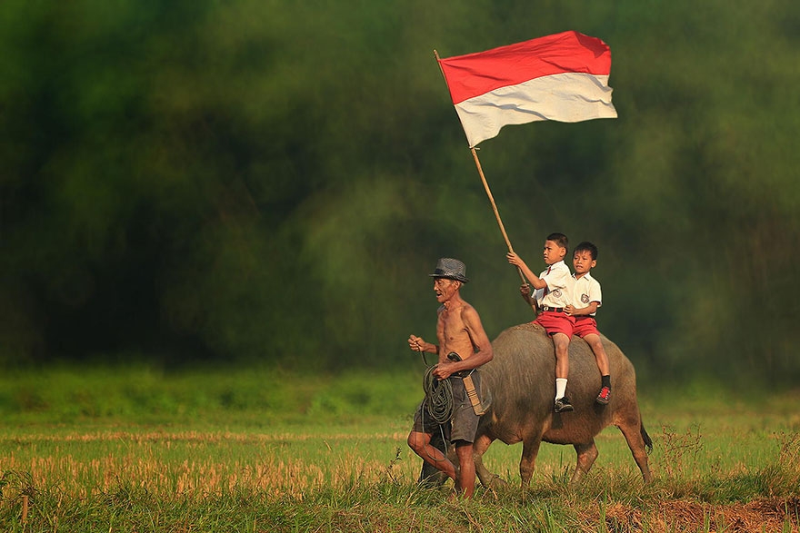 su moc mac gian di nguoi dan o ngoi lang indonesia qua nhung buc anh cua nguoi phuong tay