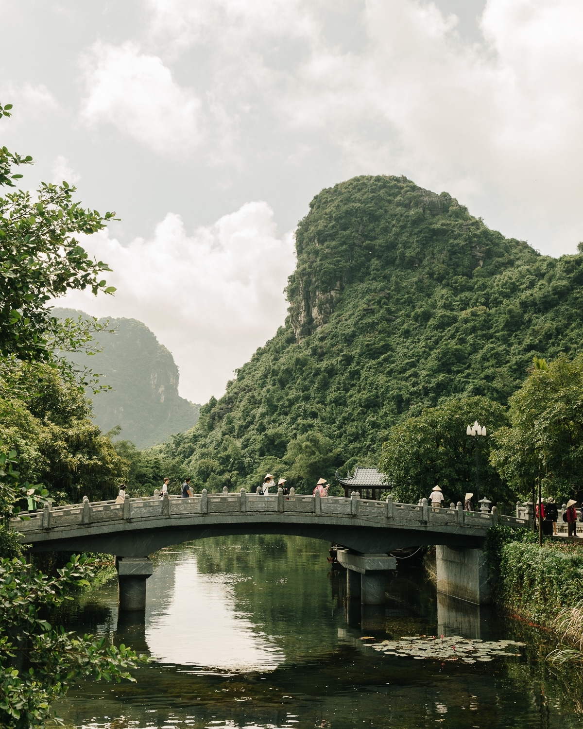 Cuộc sống đời thường bình dị ở miền bắc Việt Nam dưới con mắt thẩm mỹ của nhiếp ảnh gia Bỉ cuoc song doi thuong binh di o mien bac viet nam duoi con mat tham my cua nhiep anh gia bi