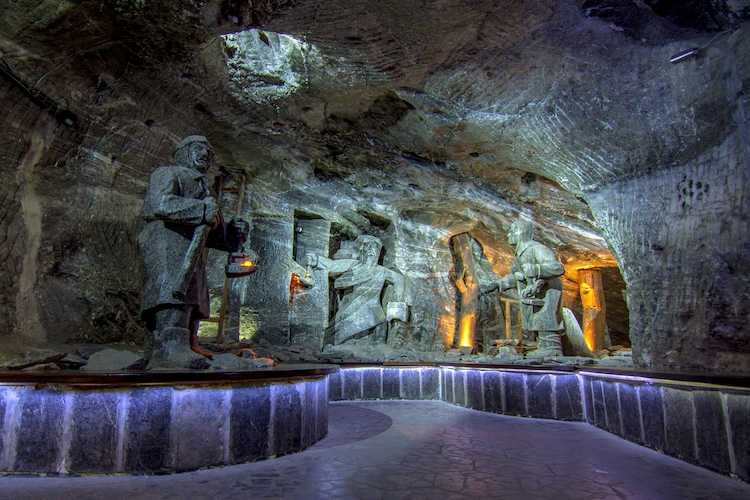 vieng tham nha tho duoi long dat duoc xay dung hoan toan tu muoi