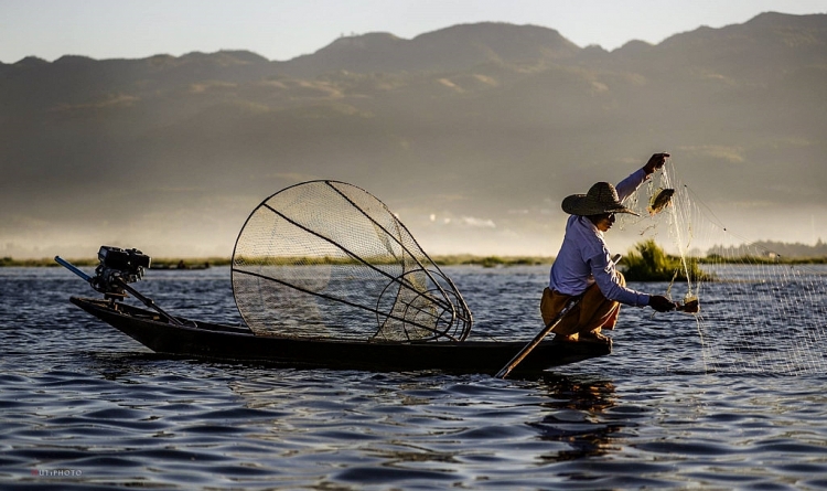 Cuộc sống yên bình của người dân trên hồ Inle, Myanmar Cuộc sống yên bình của người dân trên hồ Inle, Myanmar