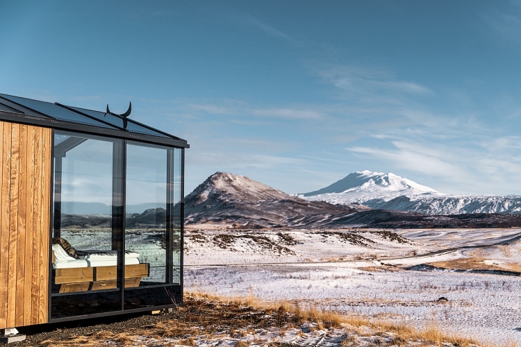 Thưởng ngoạn màn đêm kì vĩ ở Iceland từ view phòng ngủ