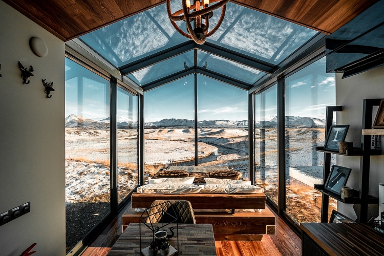 Thưởng ngoạn màn đêm kì vĩ ở Iceland từ view phòng ngủ