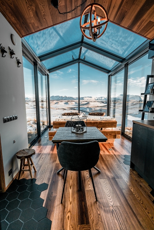 Thưởng ngoạn màn đêm kì vĩ ở Iceland từ view phòng ngủ