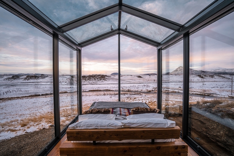 Thưởng ngoạn màn đêm kì vĩ ở Iceland từ view phòng ngủ