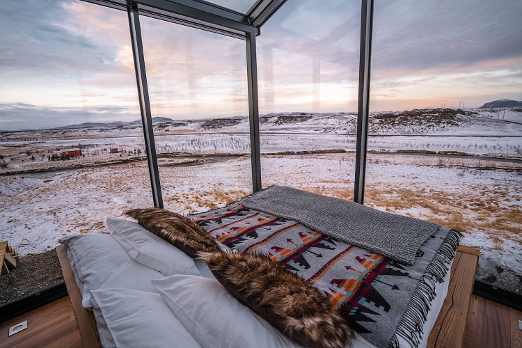 Thưởng ngoạn màn đêm kì vĩ ở Iceland từ view phòng ngủ