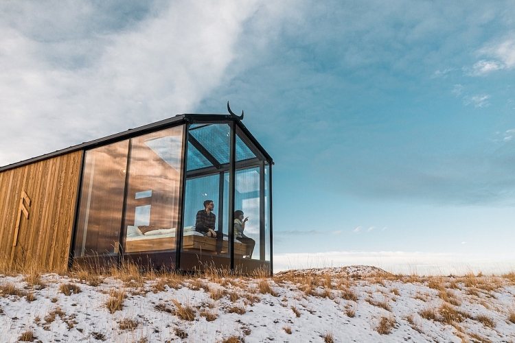 Thưởng ngoạn màn đêm kì vĩ ở Iceland từ view phòng ngủ