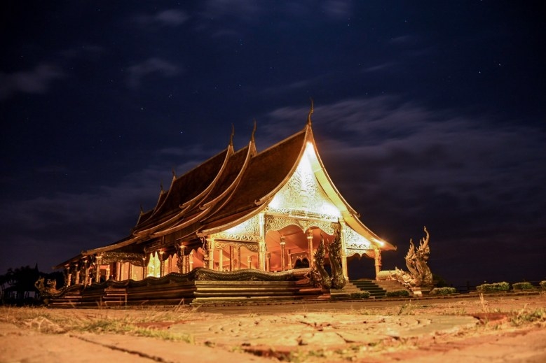 du khach keo nhau den xem ngoi den phat sang tren dinh doi o thai lan