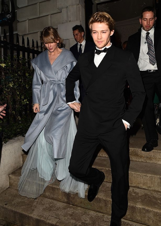 Taylor Swift chia sẻ những khoảnh khắc ngọt ngào trong chuyện tình cảm với Joe Alwyn giữa tin đồn kết hôn