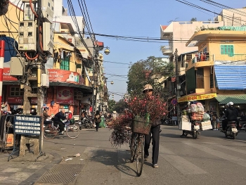 Nắng Xuân về trên phố, không khí Tết ngập tràn mọi nơi